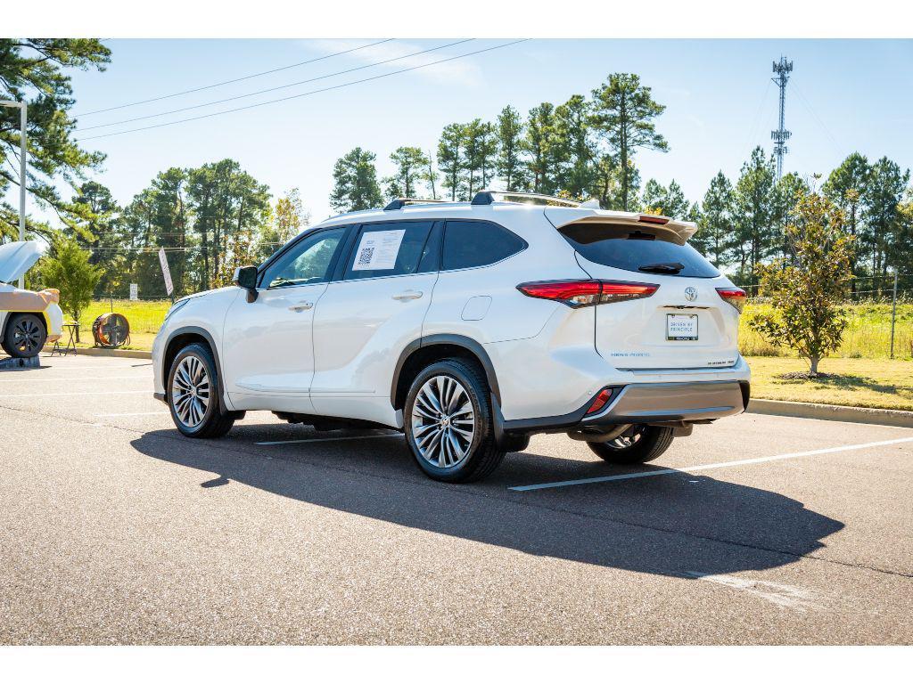 used 2020 Toyota Highlander car, priced at $28,489