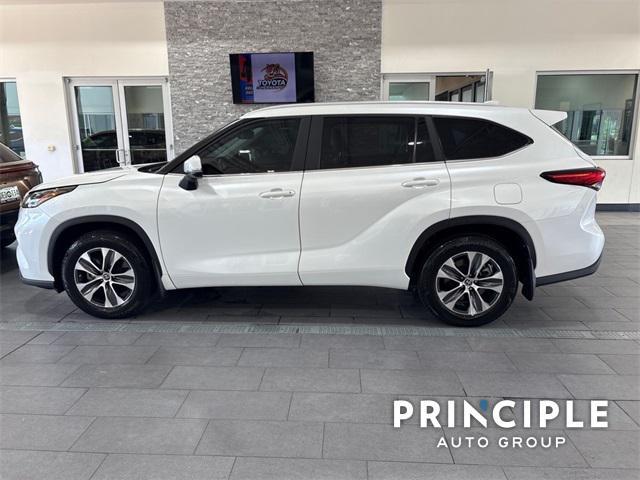 used 2023 Toyota Highlander car, priced at $37,500