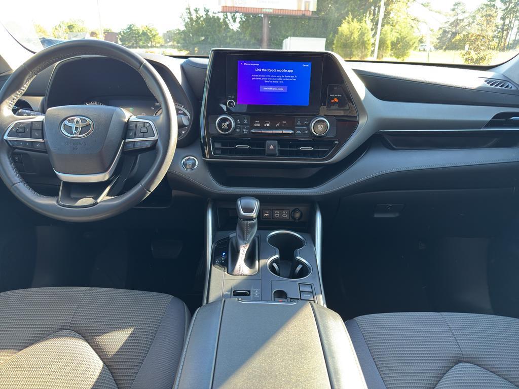 used 2023 Toyota Highlander car, priced at $34,407