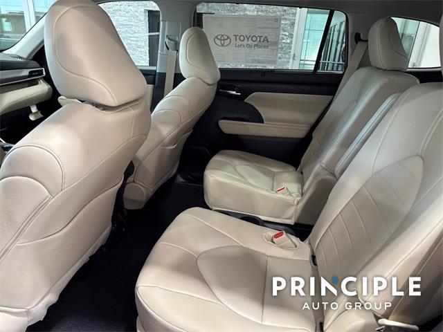 new 2025 Toyota Highlander Hybrid car, priced at $51,865