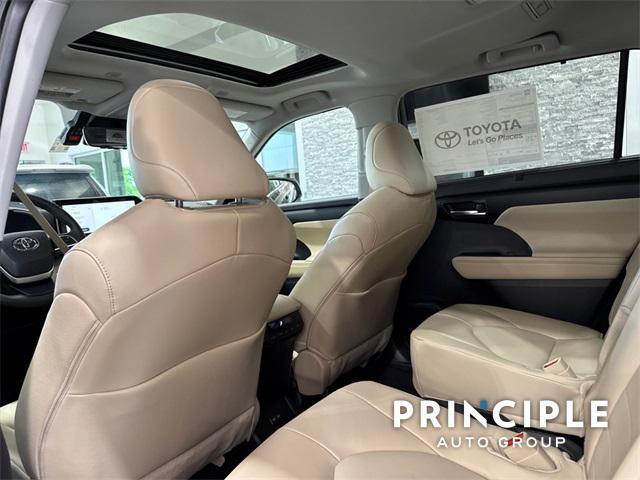 new 2025 Toyota Highlander Hybrid car, priced at $51,865