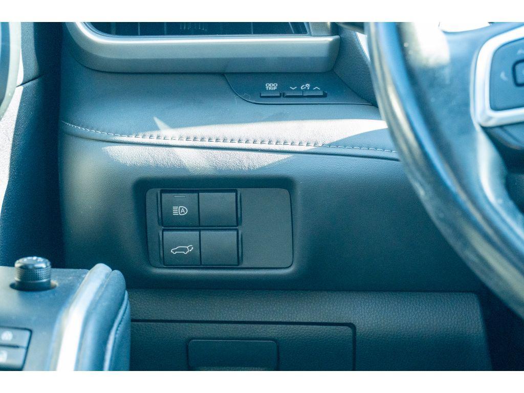 used 2020 Toyota Highlander Hybrid car, priced at $29,552