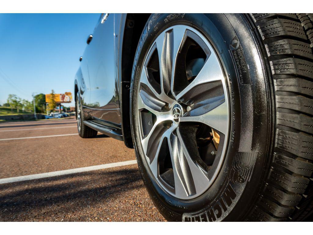 used 2020 Toyota Highlander Hybrid car, priced at $29,552