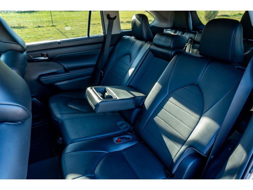 used 2020 Toyota Highlander Hybrid car, priced at $29,552