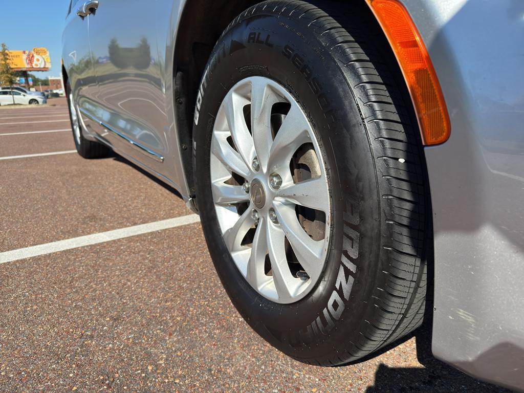 used 2018 Chrysler Pacifica car, priced at $9,580