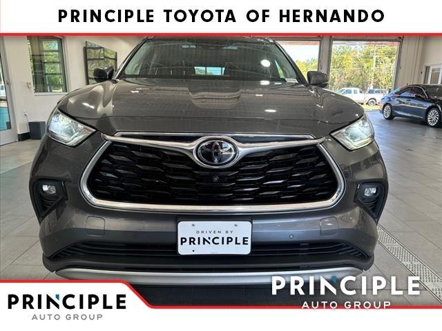 used 2020 Toyota Highlander car, priced at $32,900