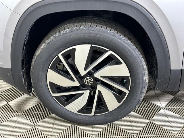new 2025 Volkswagen Atlas car, priced at $47,670