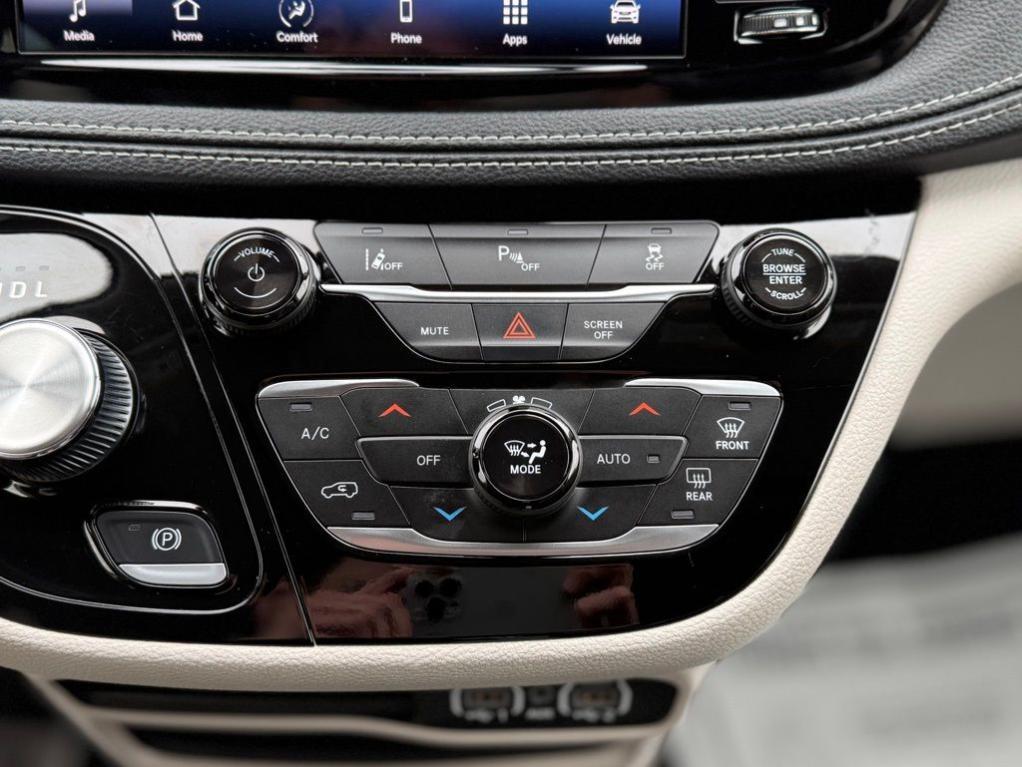 used 2023 Chrysler Pacifica Hybrid car, priced at $27,879