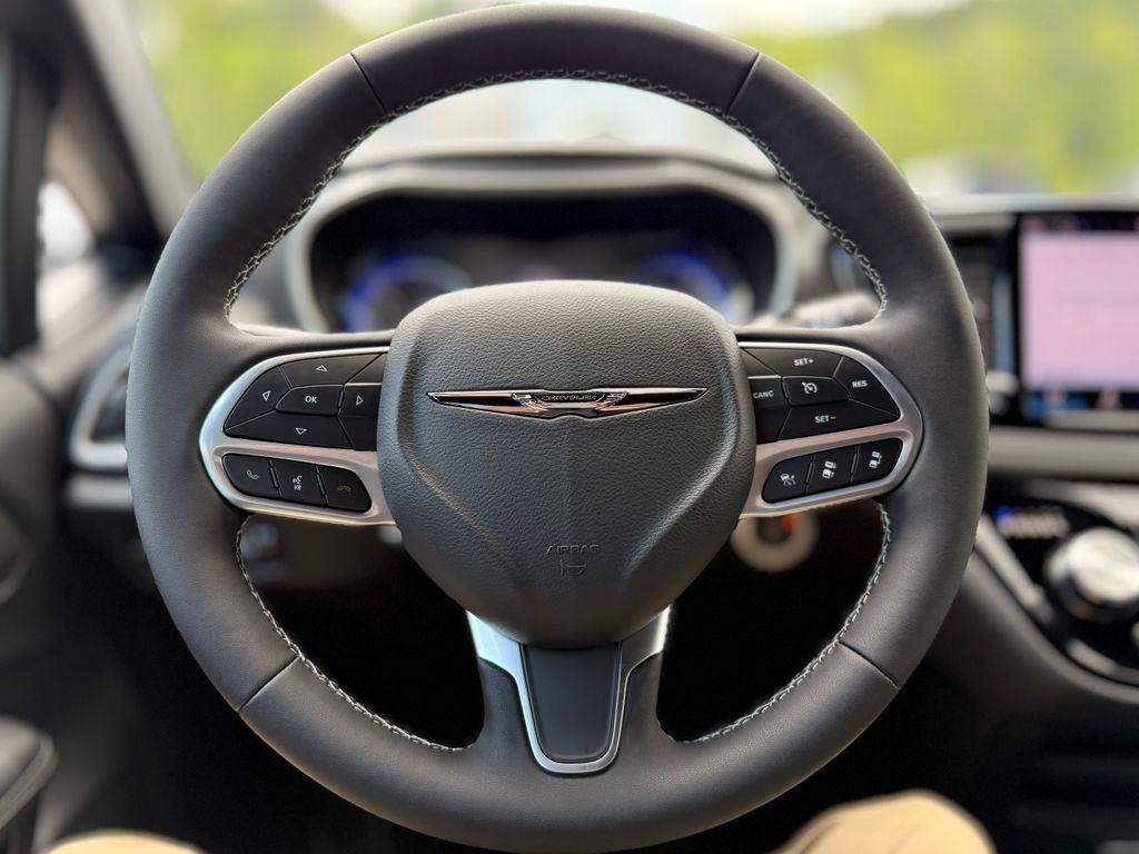 new 2025 Chrysler Pacifica car