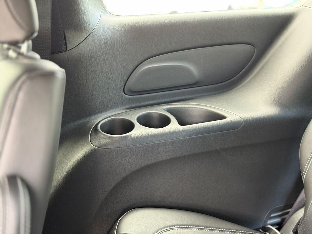 new 2025 Chrysler Pacifica car