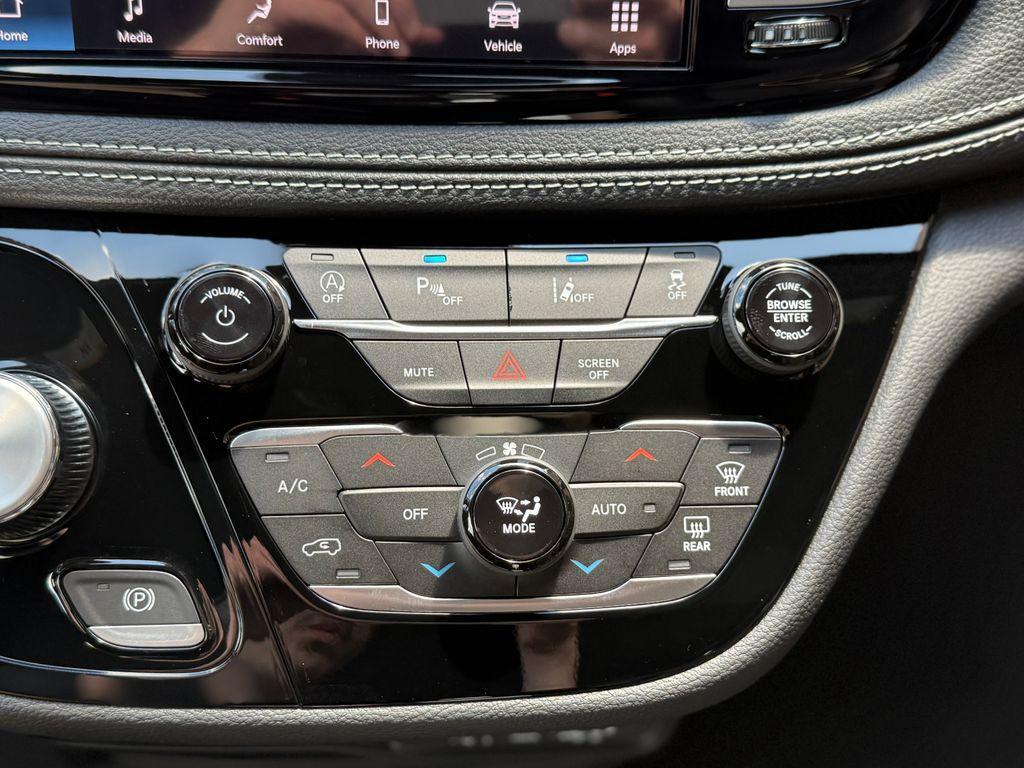new 2025 Chrysler Pacifica car