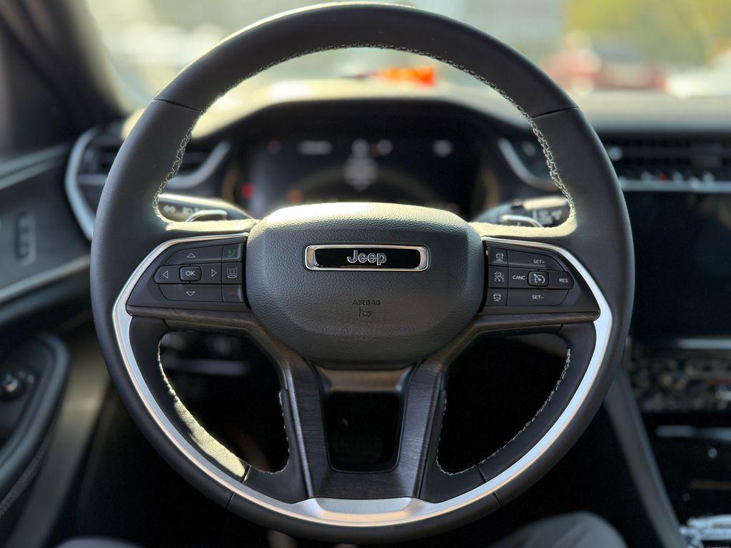 new 2025 Jeep Grand Cherokee car, priced at $41,156