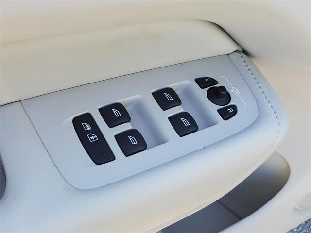 used 2022 Volvo XC60 car, priced at $38,575