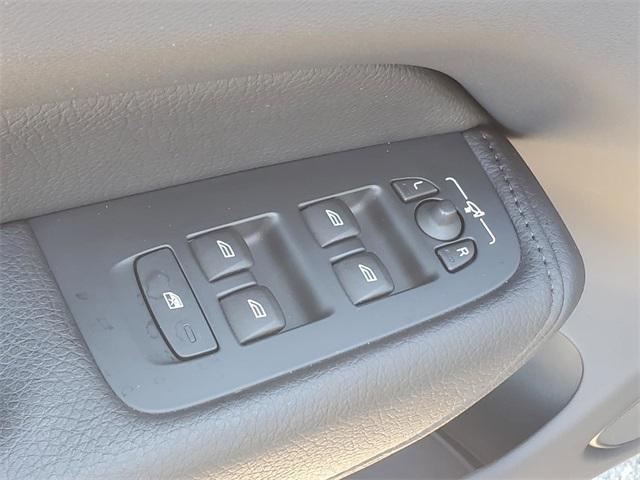 used 2022 Volvo XC60 car, priced at $33,798