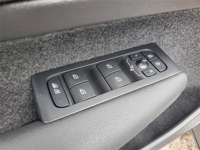 new 2025 Volvo XC40 car, priced at $49,550