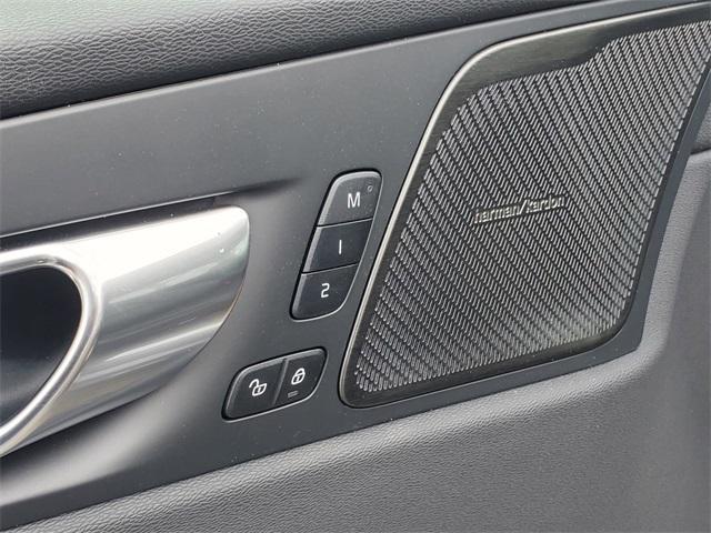 new 2025 Volvo XC60 car, priced at $62,300