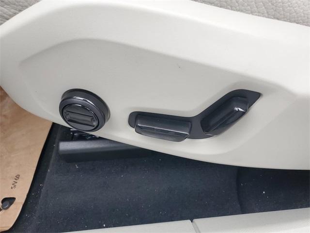 new 2025 Volvo XC60 car, priced at $51,450