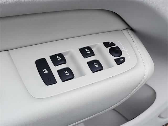 new 2025 Volvo XC60 car, priced at $51,450