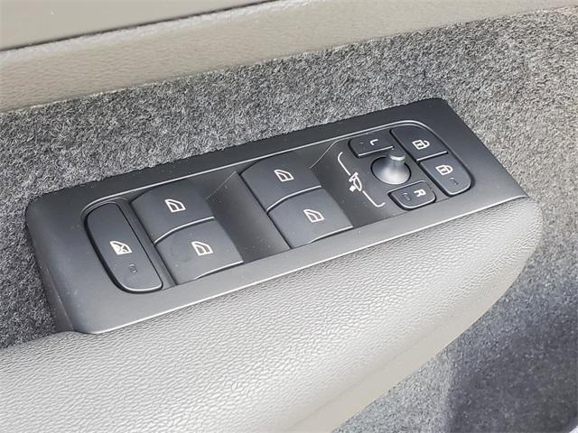 new 2025 Volvo XC40 car, priced at $44,035