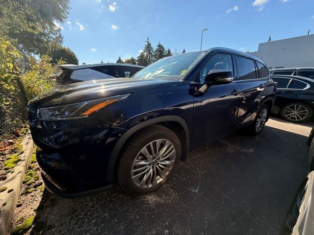 used 2022 Toyota Highlander car, priced at $39,885