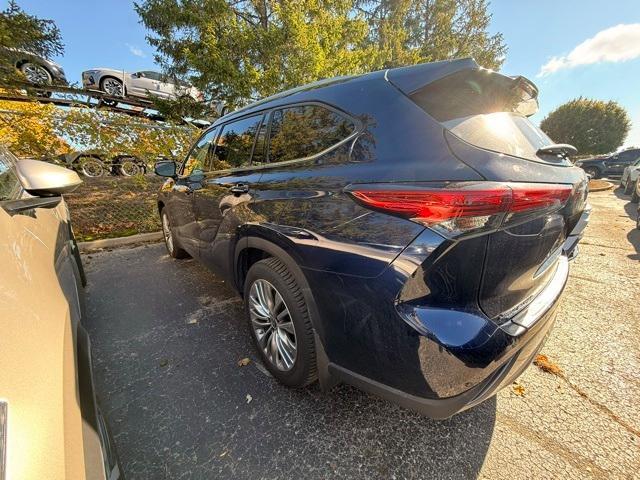 used 2022 Toyota Highlander car, priced at $39,885
