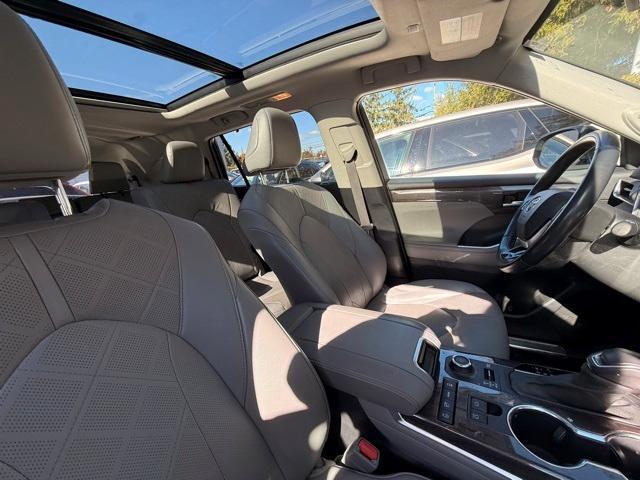 used 2022 Toyota Highlander car, priced at $39,885