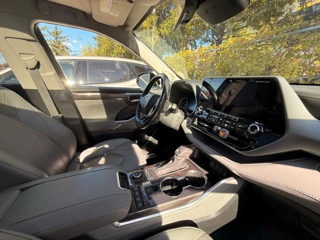 used 2022 Toyota Highlander car, priced at $39,885