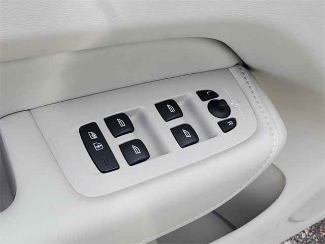 new 2025 Volvo XC60 car, priced at $55,360