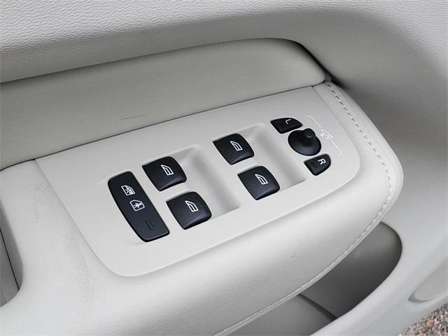 new 2025 Volvo XC60 car, priced at $55,360