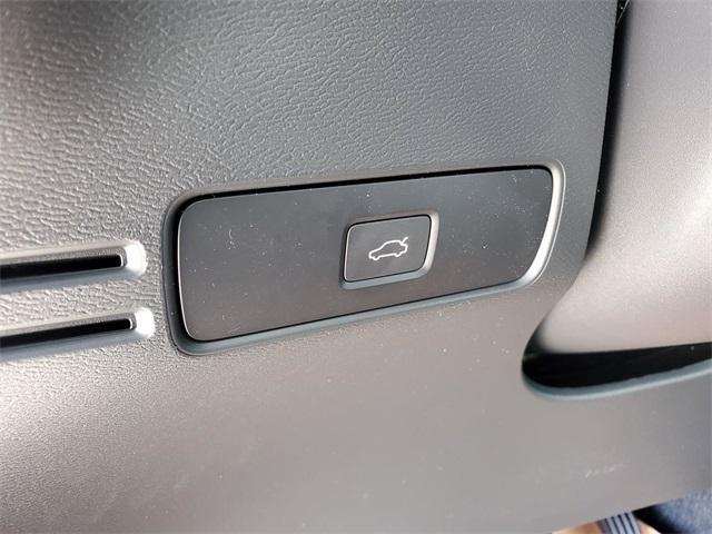 new 2025 Volvo XC40 car, priced at $50,235
