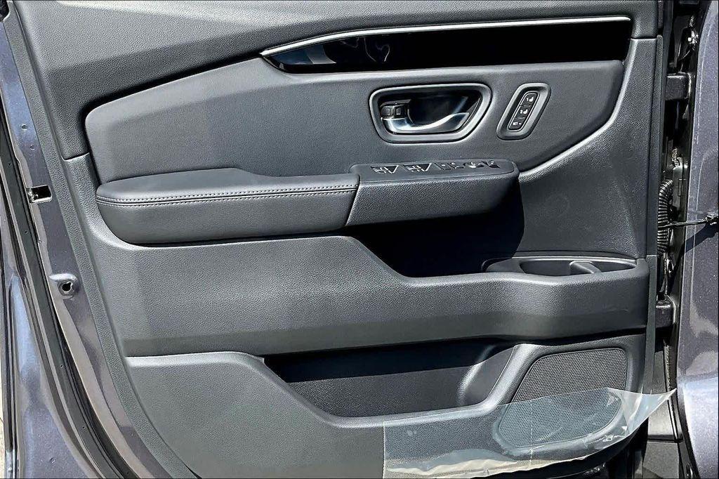 new 2025 Honda Pilot car, priced at $47,825