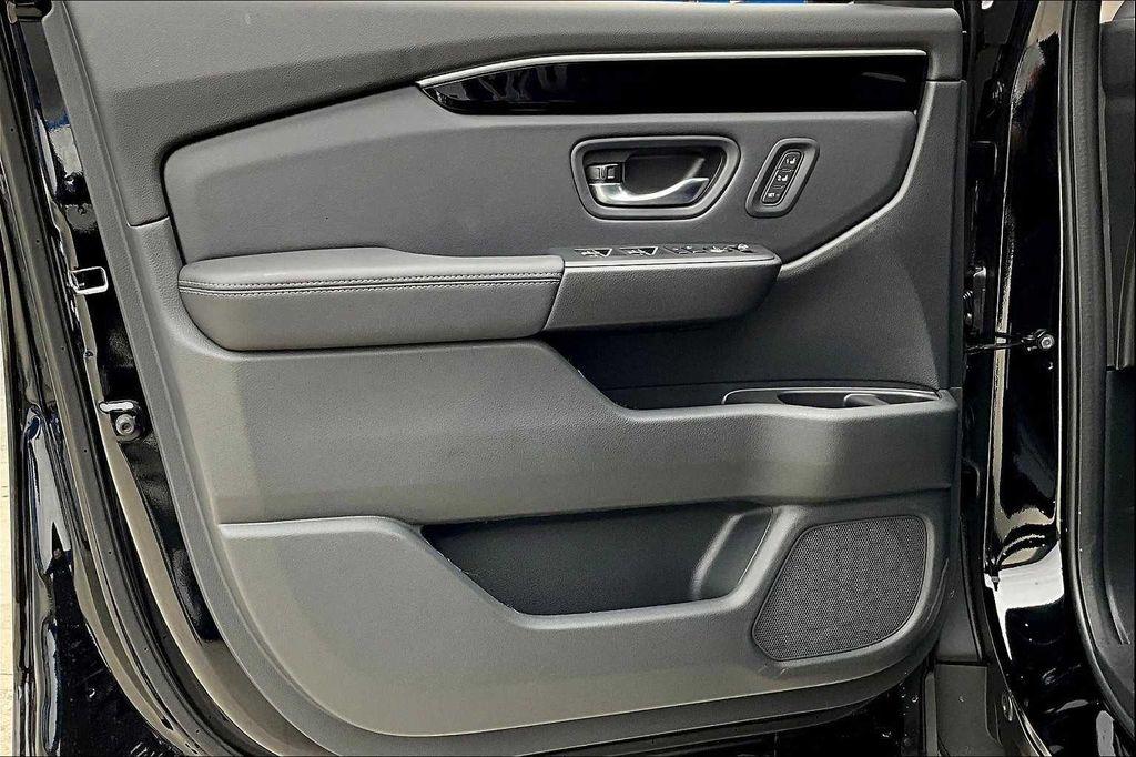 new 2025 Honda Pilot car, priced at $43,700