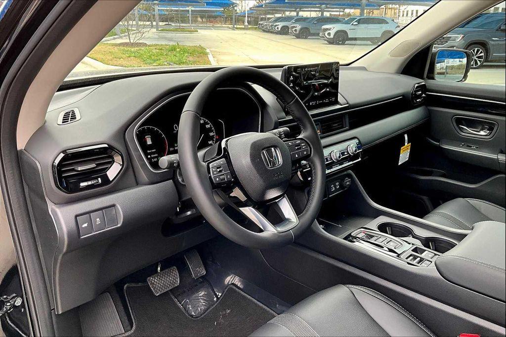new 2025 Honda Pilot car, priced at $43,700