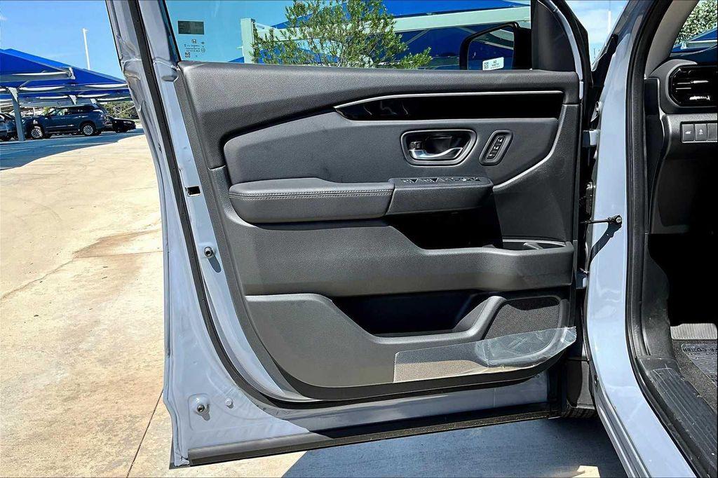 new 2025 Honda Pilot car, priced at $51,350