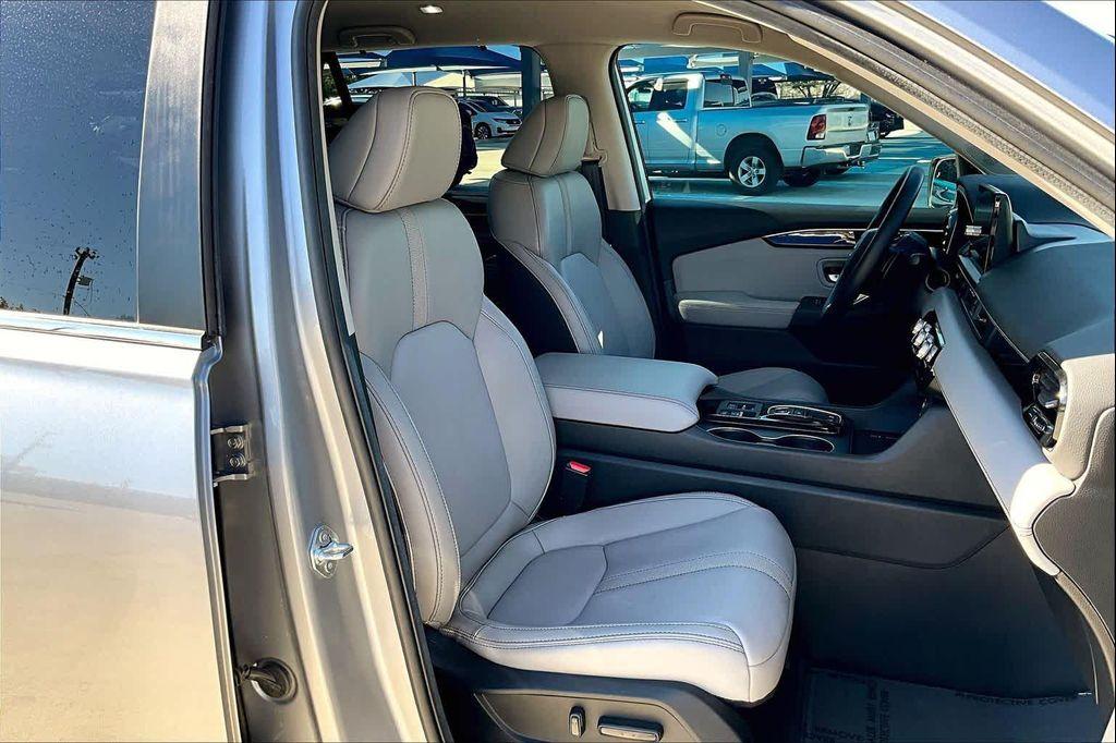 used 2025 Honda Pilot car, priced at $42,980