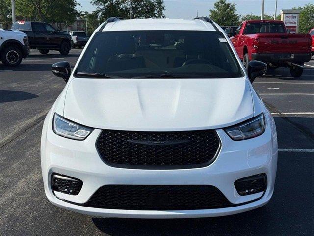 new 2025 Chrysler Pacifica car, priced at $41,365