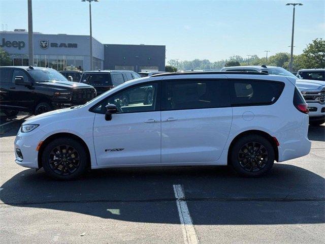 new 2025 Chrysler Pacifica car, priced at $41,365