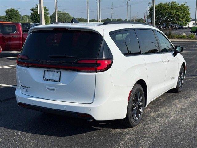 new 2025 Chrysler Pacifica car, priced at $41,365