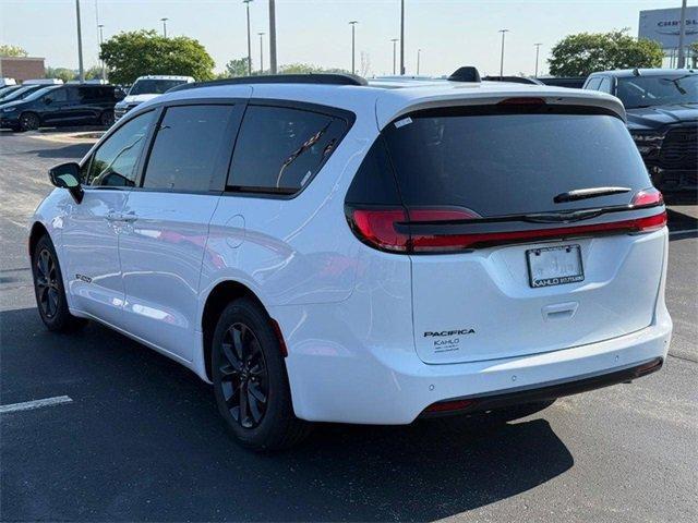 new 2025 Chrysler Pacifica car, priced at $41,365