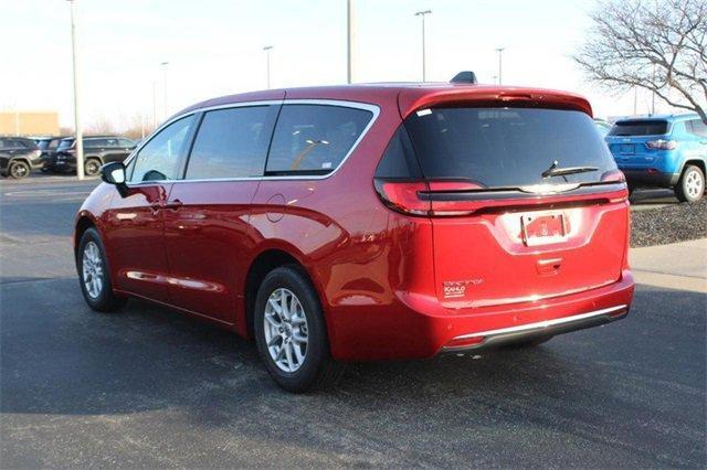 new 2025 Chrysler Pacifica car, priced at $40,286