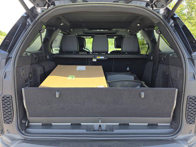 new 2025 Land Rover Discovery car, priced at $68,518