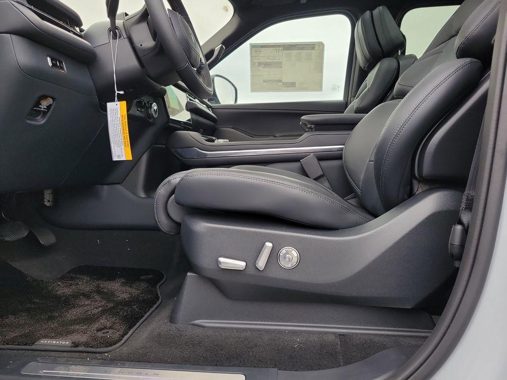 new 2025 Lincoln Navigator L car, priced at $113,370