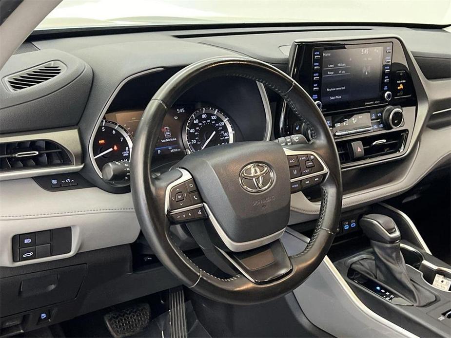 used 2022 Toyota Highlander car, priced at $31,500