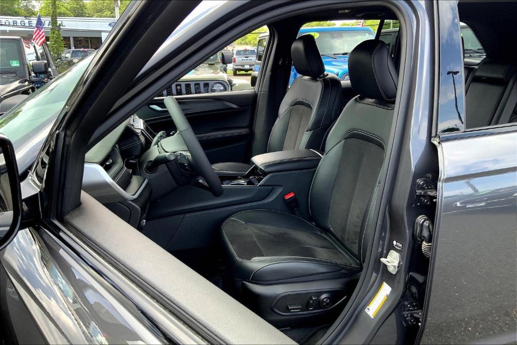 used 2023 Jeep Grand Cherokee car, priced at $34,490