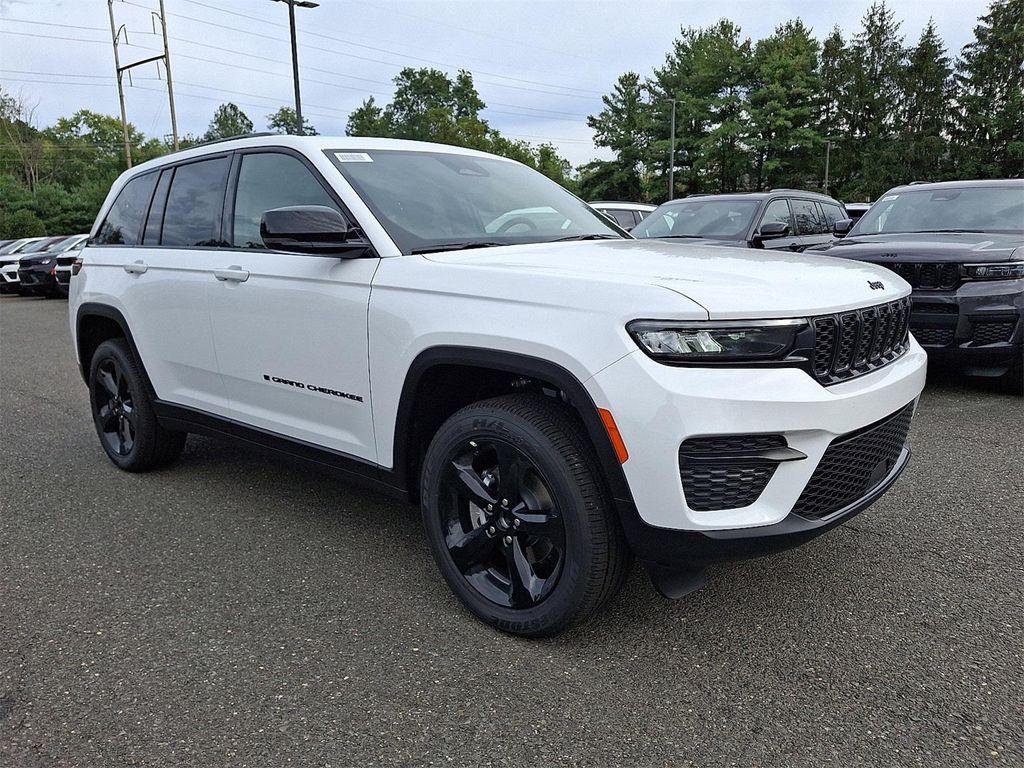 new 2025 Jeep Grand Cherokee car, priced at $43,599