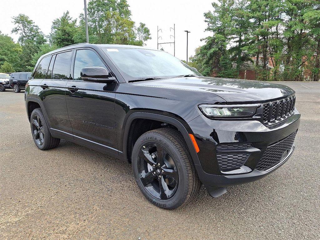 new 2025 Jeep Grand Cherokee car, priced at $44,158