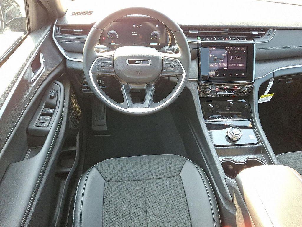 new 2025 Jeep Grand Cherokee car, priced at $43,599