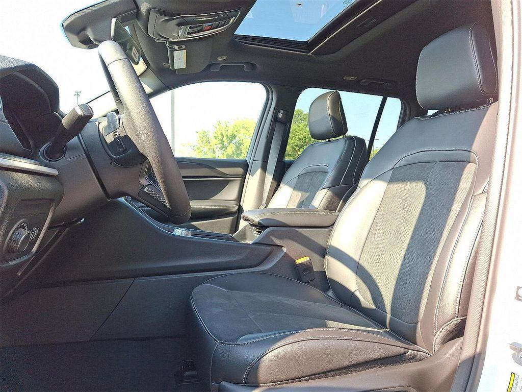 new 2025 Jeep Grand Cherokee car, priced at $43,599