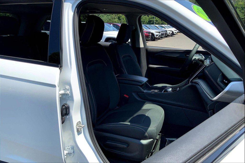 used 2024 Jeep Grand Cherokee car, priced at $32,990