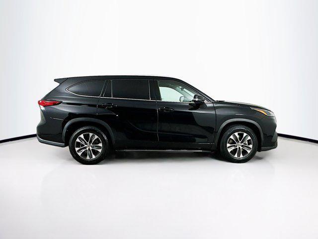 used 2022 Toyota Highlander car, priced at $31,397